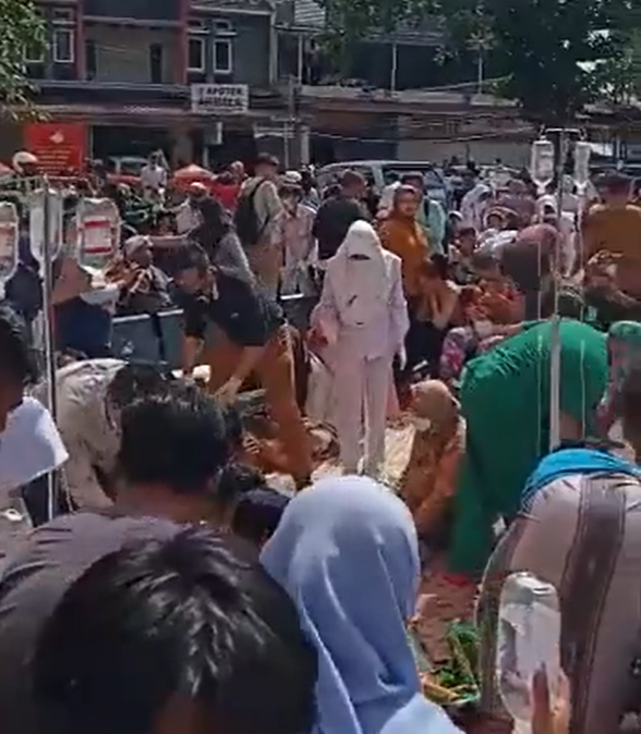 印尼當地醫院內已沒有病床供傷患使用，他們只能躺在醫院外接受簡單的包紮。 圖:翻攝自fackuvis推特