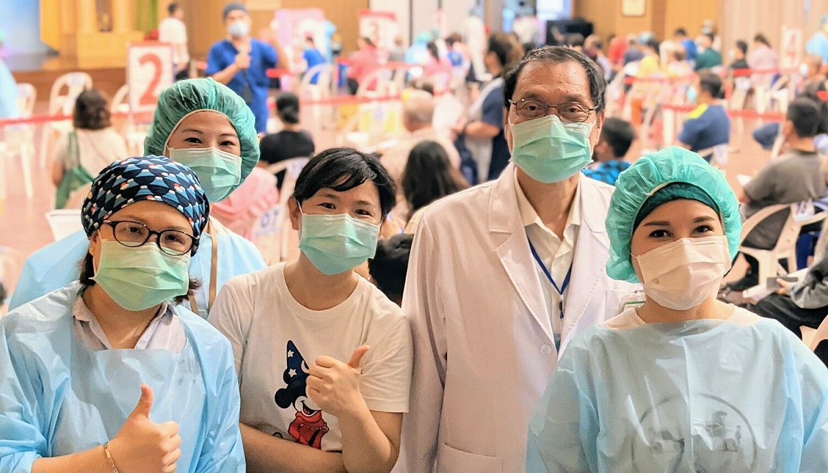 國民黨屏東縣黨部為蘇清泉(右二)抱屈。 圖：安泰醫院提供