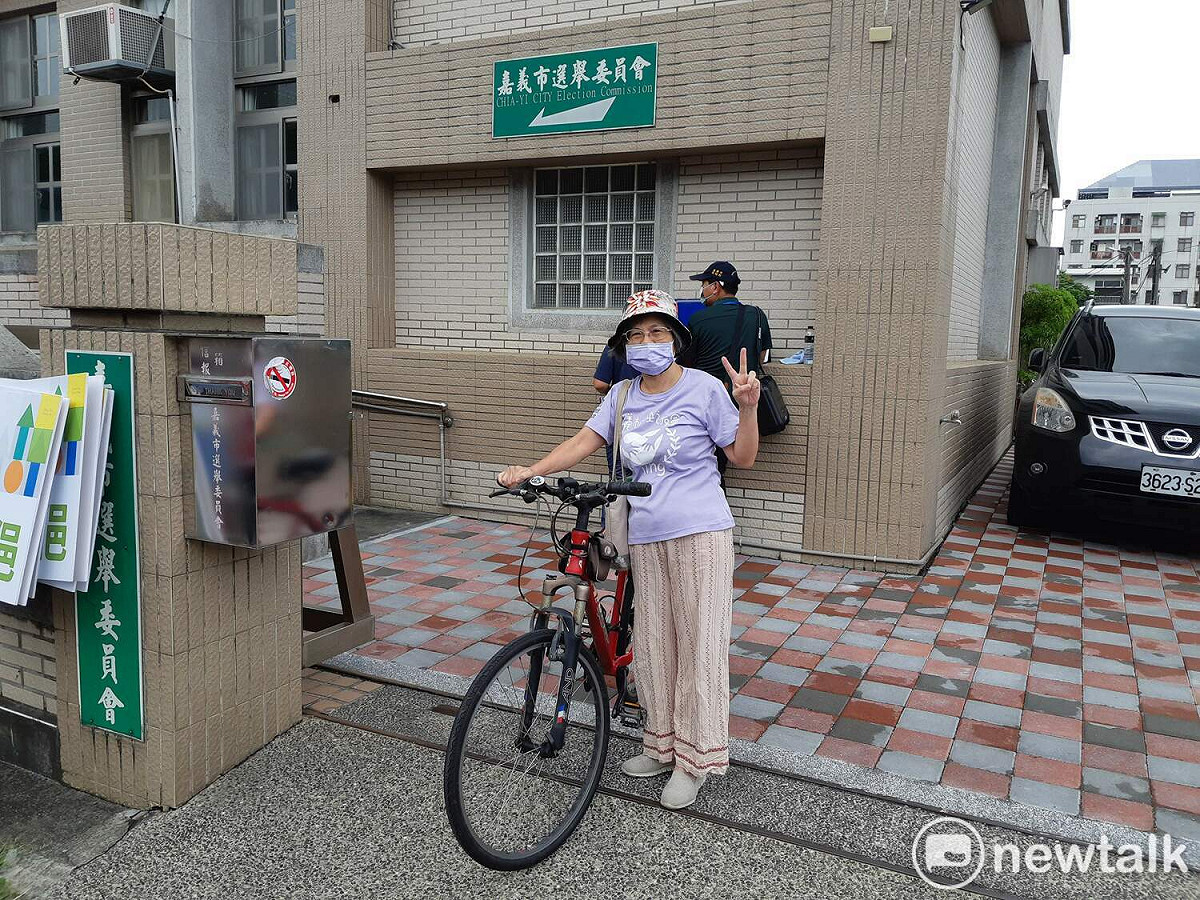 林瑞霞堅持乾淨選舉，騎腳踏車拜票。 圖：蔡坤龍/攝