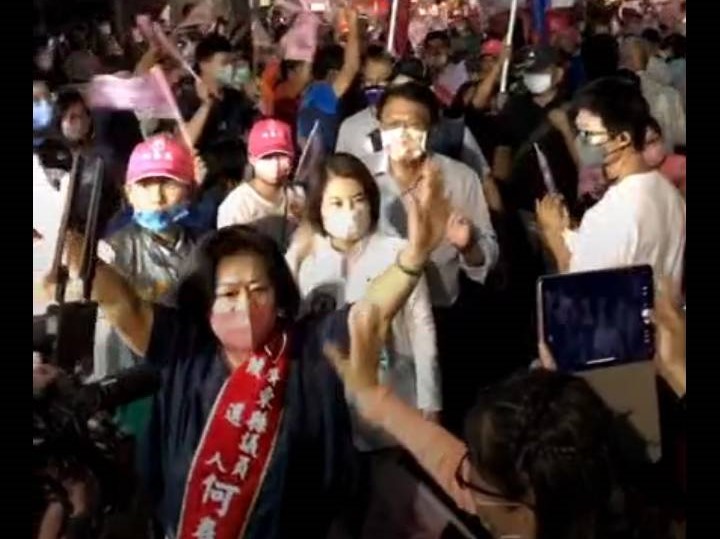 何春美(前)大進場，周春米(中)、潘孟安(後)跟進。 圖：翻攝網路影片