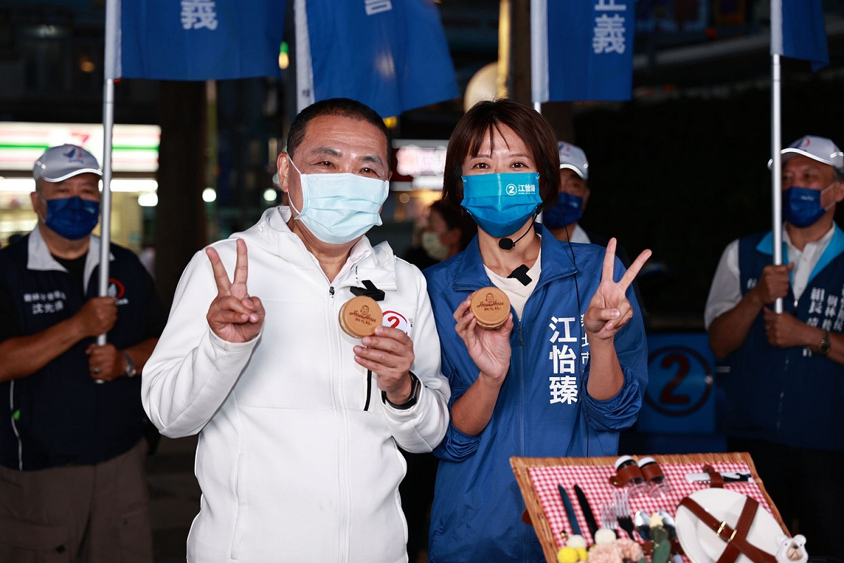 新北市議員江怡臻今(21)日與新北市長侯友宜一起在樹林火車站廣場製作凍蒜車輪餅。 圖：江怡臻辦公室提供