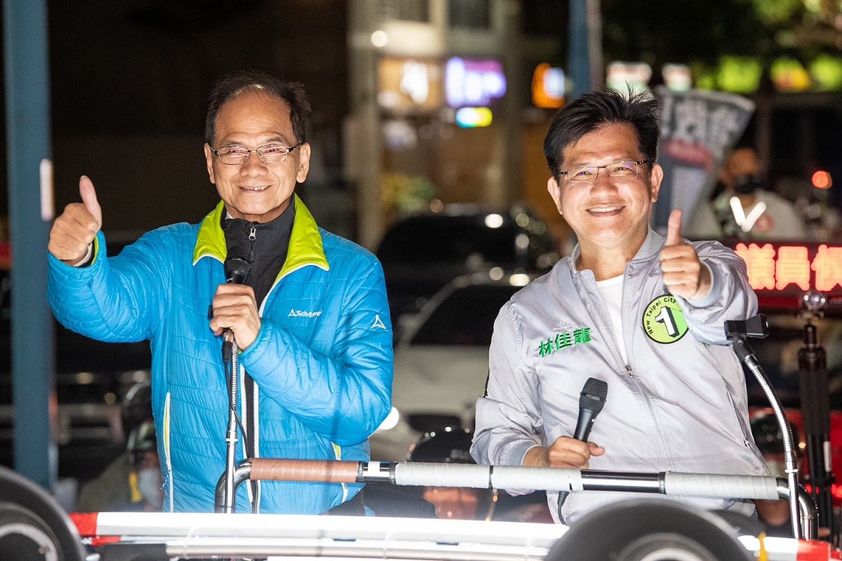 民進黨新北市長候選人林佳龍21日晚間四度跟立法院長游錫堃合體。 圖：林競辦提供