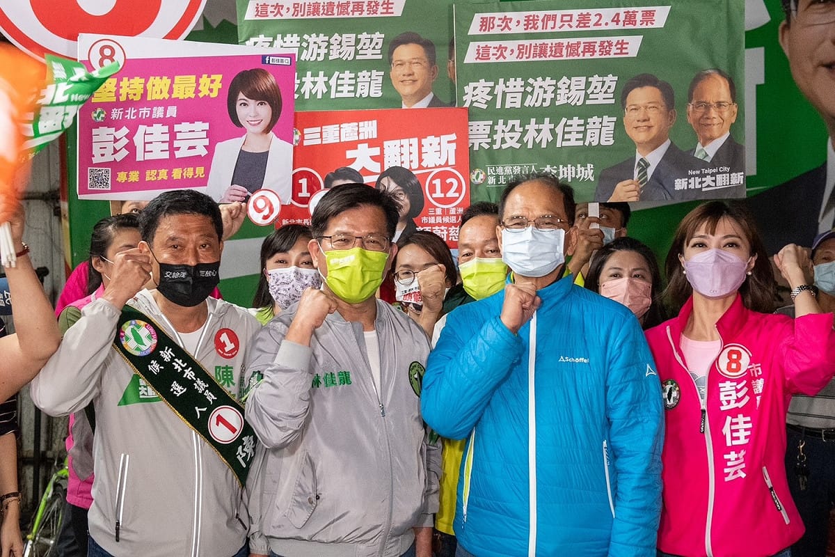 林佳龍在游錫堃、立委林淑芬、市議會黨團總召陳啟能、市議員李坤城、李余典、彭佳芸以及市議員候選人顏蔚慈、邱婷蔚陪同下，於蘆洲區大街小巷進行車隊掃街。 圖：林競辦提供