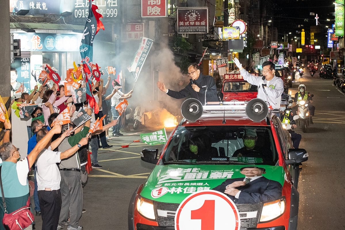熱情民眾在下班後的休息時間，也都爭相站到路邊替候選人及車隊搖旗、加油。 圖：林競辦提供