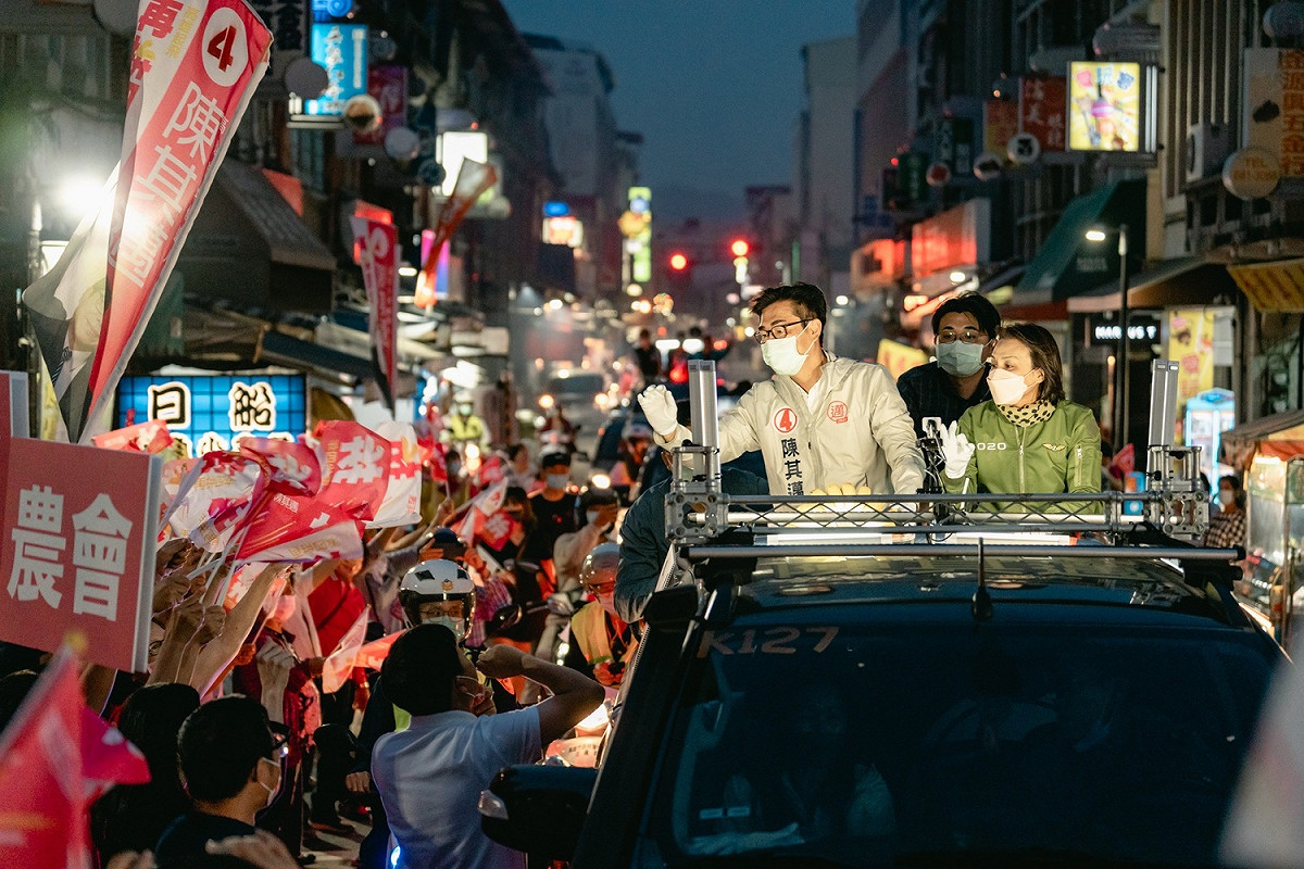 陳其邁車隊進入旗山老街受到民眾夾道歡迎。 圖：陳其邁競總提供