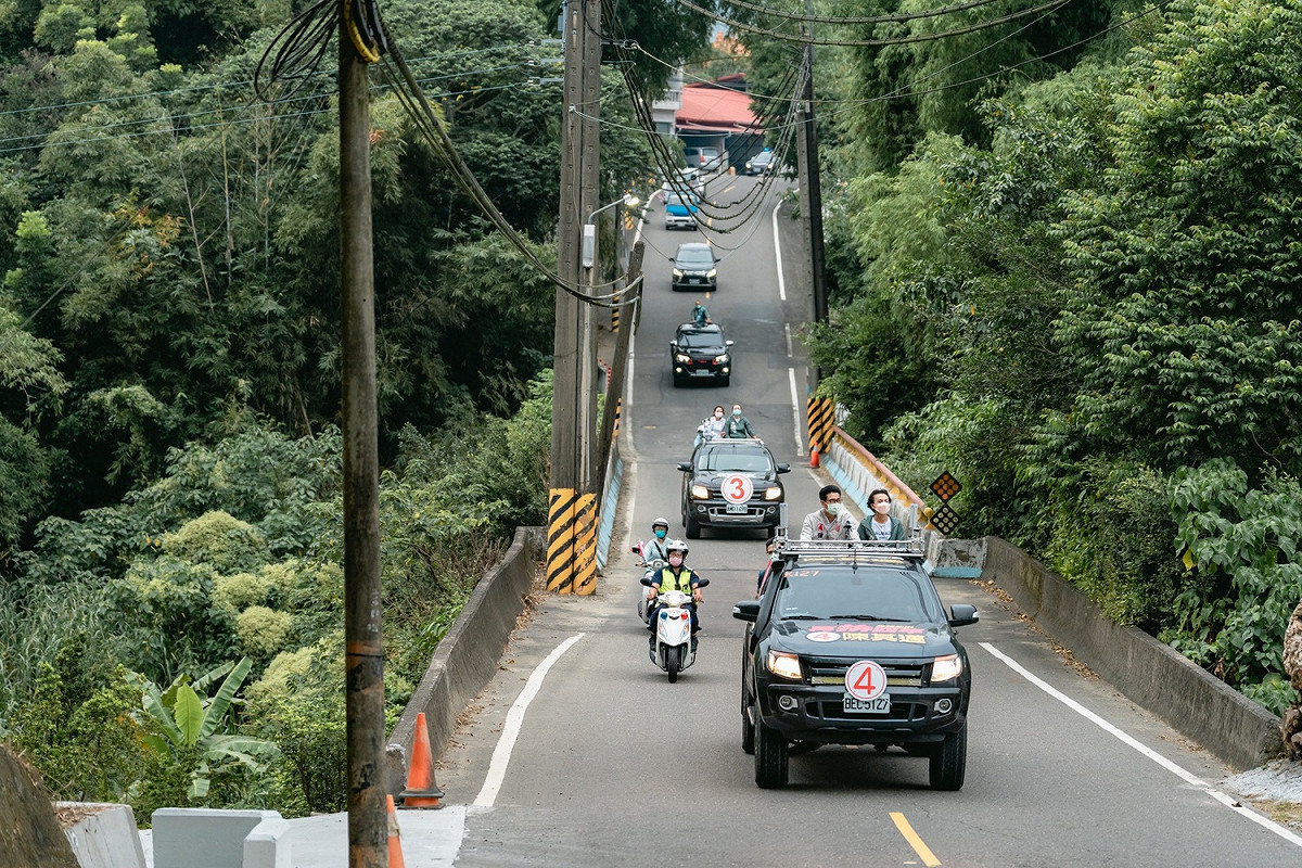 陳其邁車隊開在東九區的山路。 圖：陳其邁競總提供