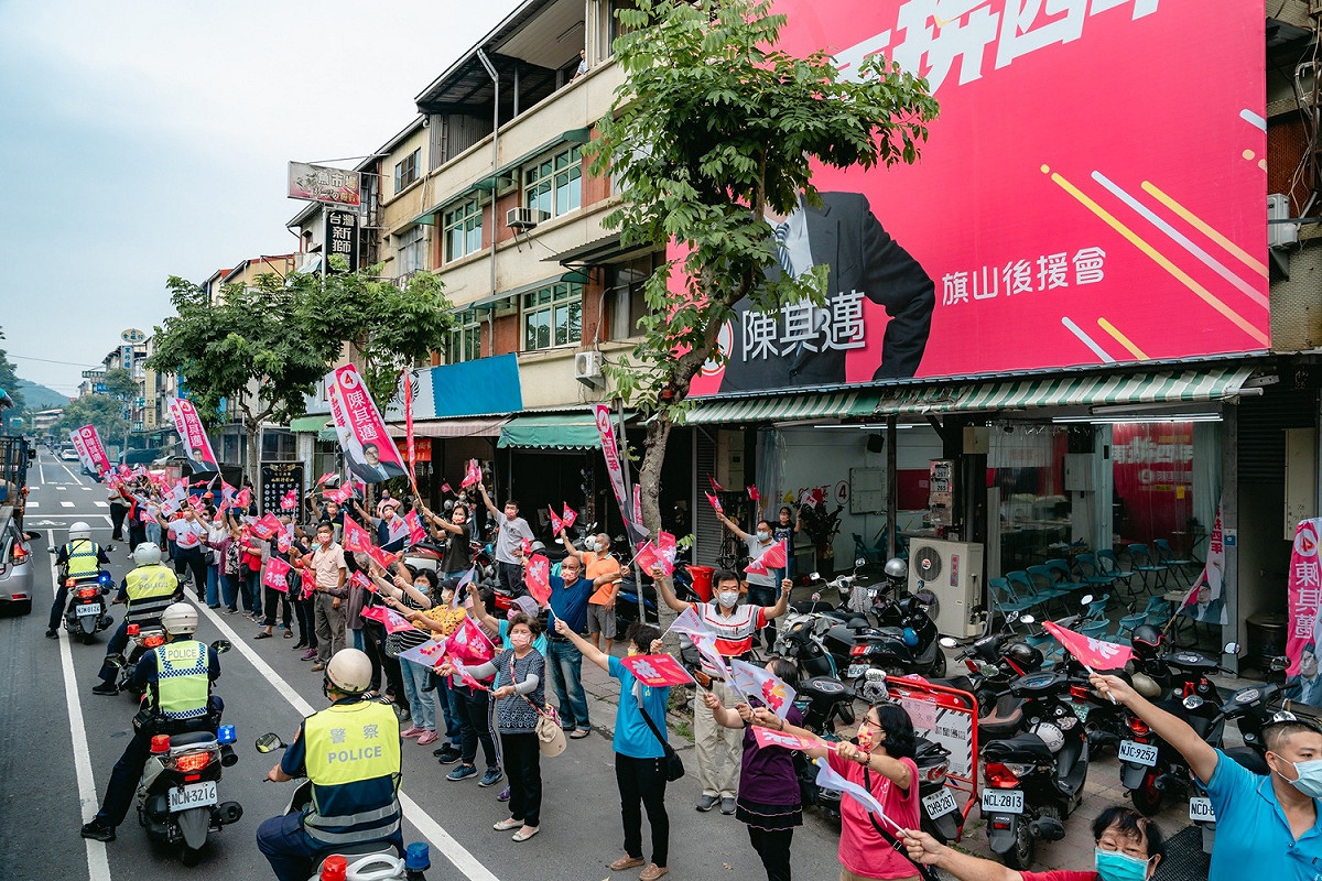陳其邁旗山後援會支持者列隊歡迎陳其邁。 圖：陳其邁競總提供