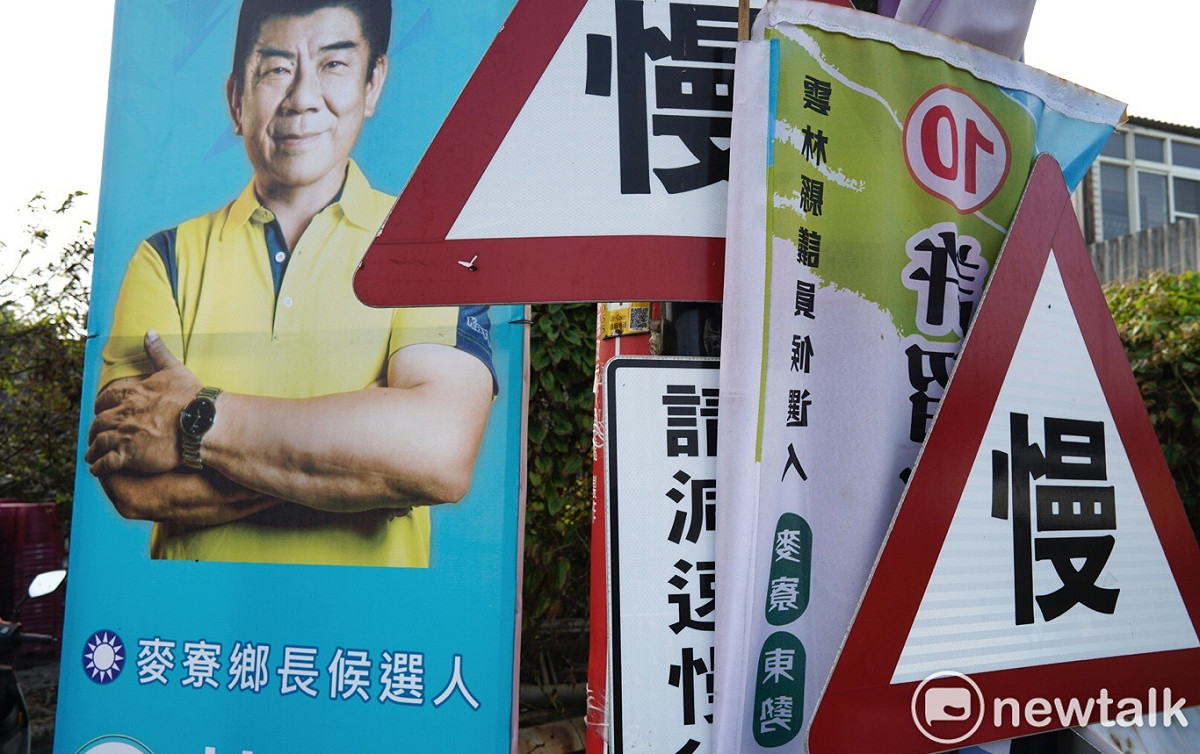 雲林麥寮一處路口的交通標誌幾乎被候選人的競選看板遮擋住。 圖：張良一/攝