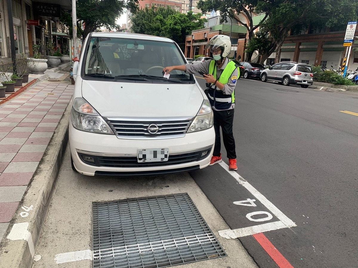 路邊開單相片。 圖：新北市交通局提供
