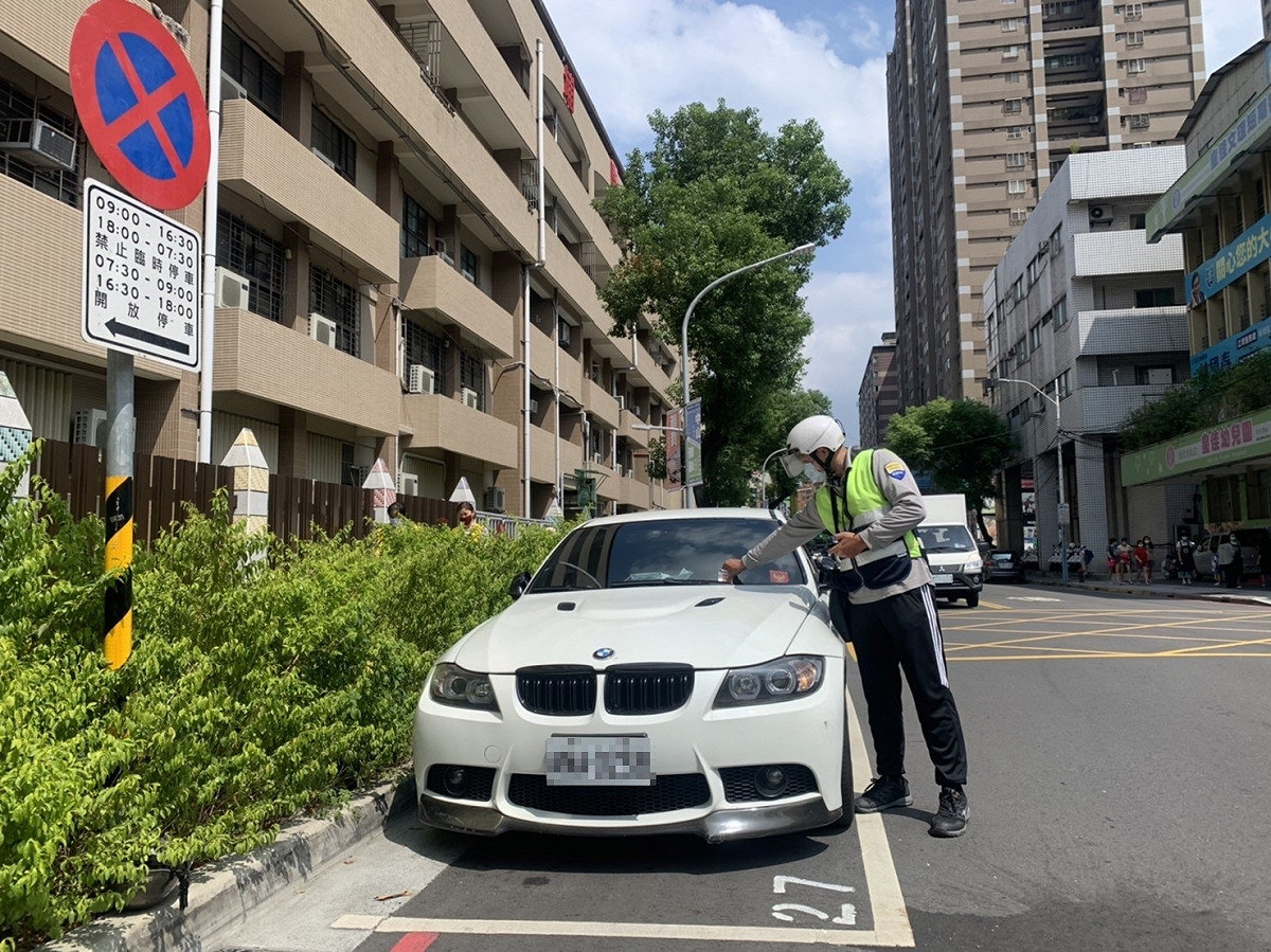 路邊管理員開單相片。 圖：新北市交通局提供