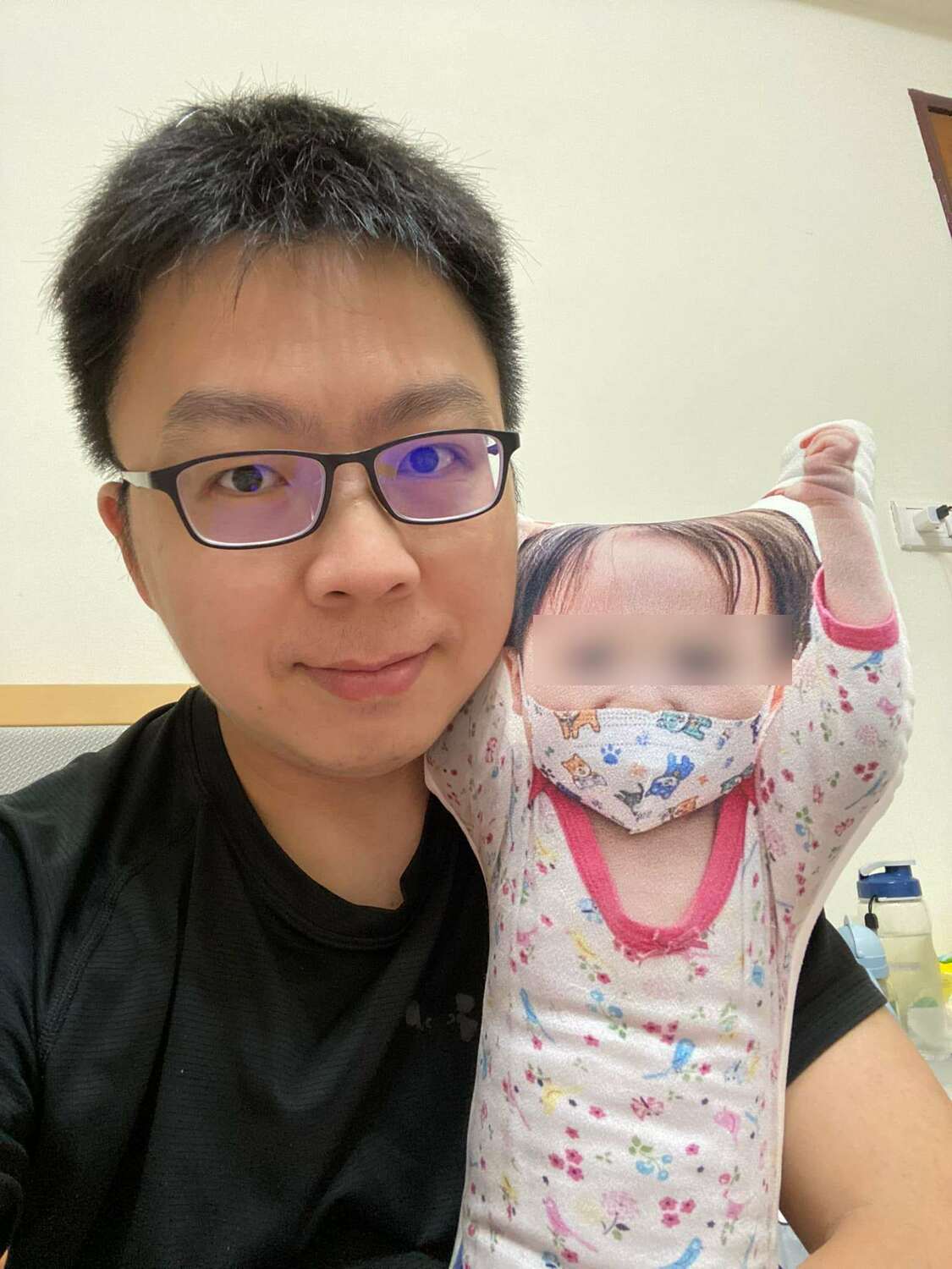 恩恩爸在臉書Po出與恩恩抱枕的合照，網友紛紛留言為他加油打氣。 圖：取自恩恩爸臉書