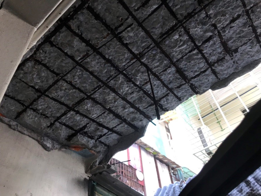 室內鋼筋裸露。 圖：新北市都更處提供