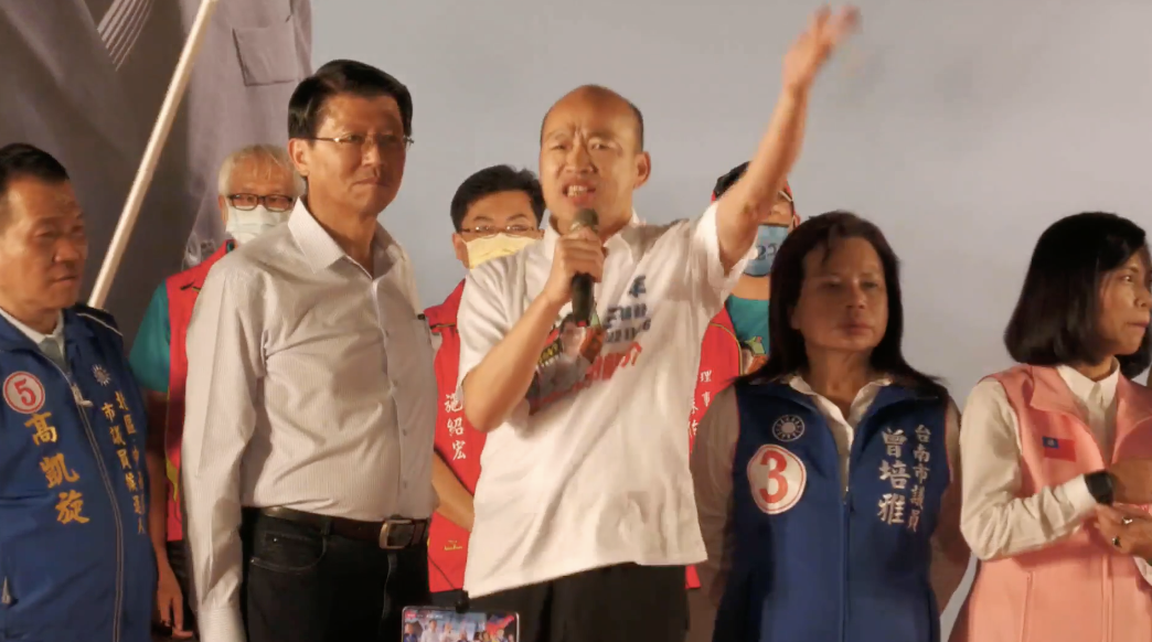 前高雄市長韓國瑜（前排右起）站台國民黨台南市長候選人謝龍介。 圖：翻攝自謝龍介臉書影片