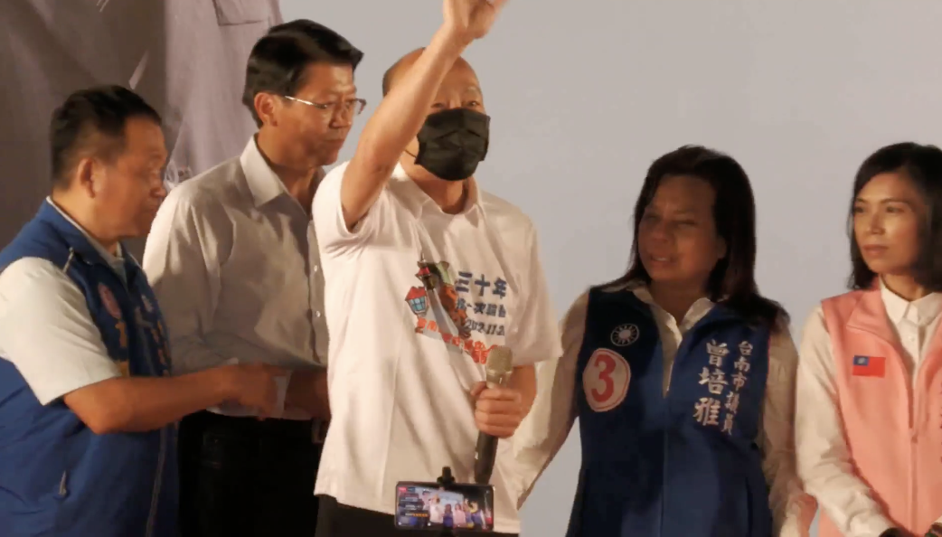 前高雄市長韓國瑜（中）站出場，民眾熱情歡呼。 圖：翻攝自謝龍介臉書影片