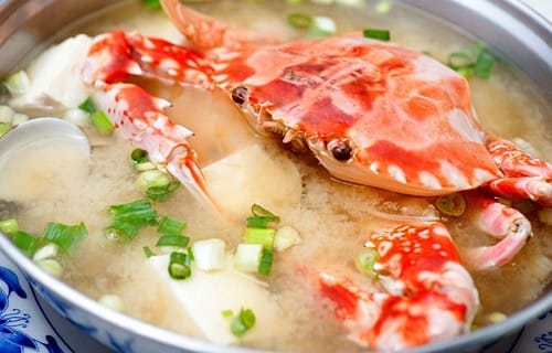 三葉活海鮮將萬里蟹煮味增湯，搭配必備豆腐與蛤蜊，零失敗料理等你試一試。 圖：新北市漁業處提供