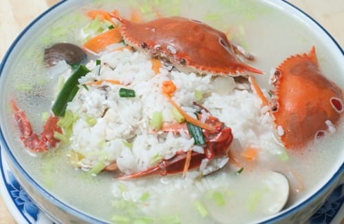 萬里蟹海鮮粥，每一顆米粒都吸滿大海精華，細嫩的蟹肉，一口細一口鮮在一口滿足。 圖：新北市漁業處提供