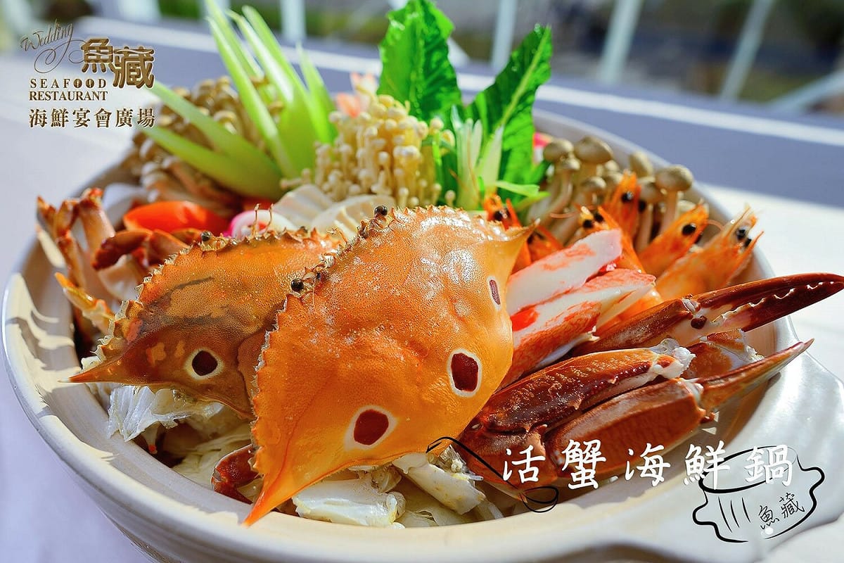 淡水漁人碼頭魚藏餐廳萬里蟹火鍋，萬里蟹與大白菜、菌菇類一起共熬，山海合一，鮮美無比。 圖：新北市漁業處提供