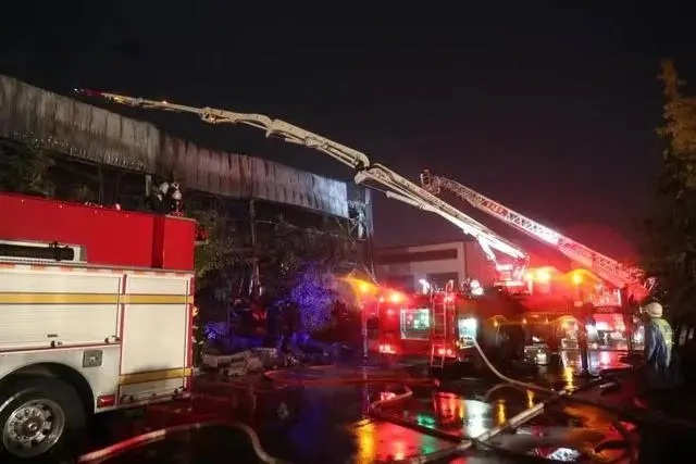 中國河南安陽市發生嚴重傷亡火災，已有 36 死 2 失聯 2 輕傷送醫。 圖：翻攝自每日經濟