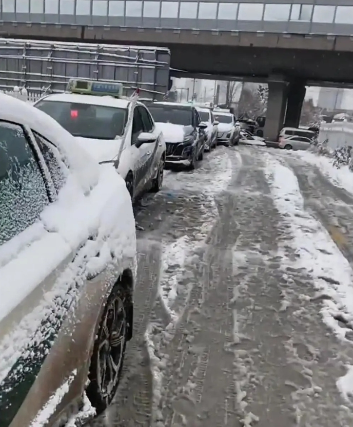 吉林電動出租車在大雪天中，排隊好幾小時等著換電池。 圖 : 翻攝自極目新聞