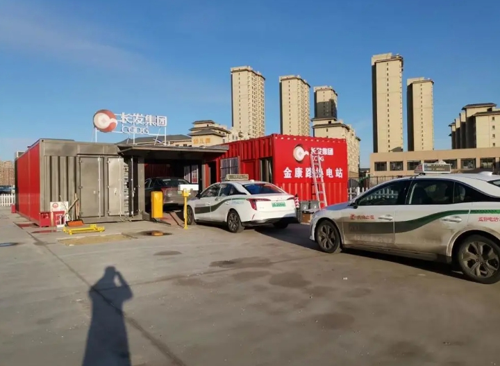 中國電動車在冬季續航力差，圖為長春排長隊等著換電池的電動出租車。 圖 : 翻攝自極目新聞