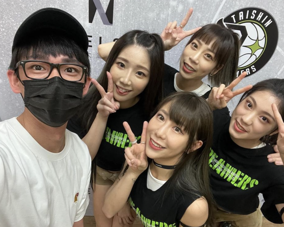 只見他特別發篇文po出和「Formosa Sexy」啦啦隊合照，讓網友瘋狂虧他。 圖：翻攝自阿滴日常IG