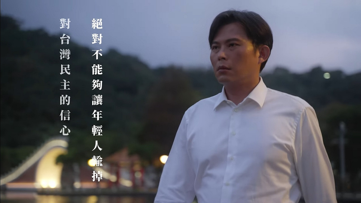 前時代力量立委黃國昌昨(21)日拍影片力挺18歲公民權，表明此次大選任何政黨都可以輸，但絕不能讓年輕人輸掉對台灣民主的信心。 圖：擷自黃國昌YT影片畫面
