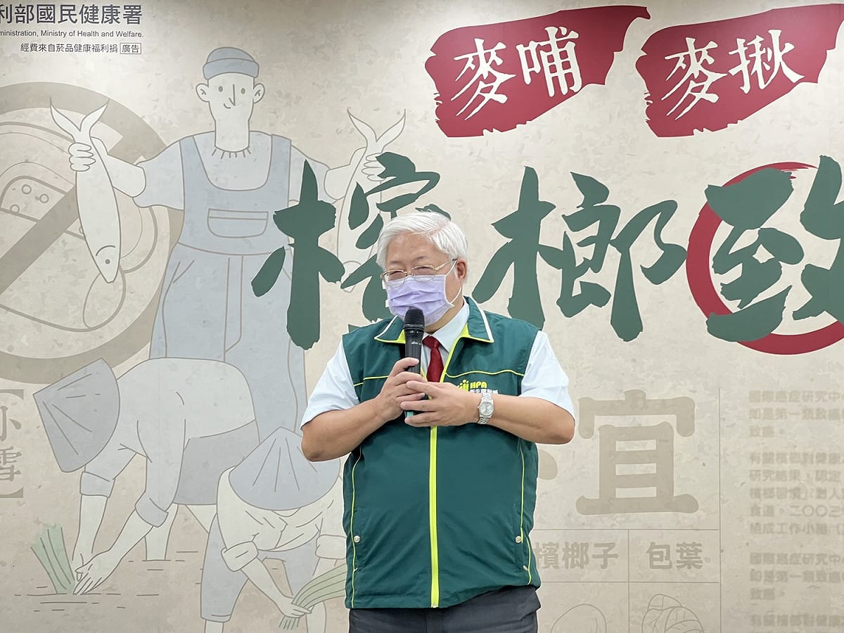 食道癌患者有9成為男性，77.9%有吸菸，53.5%喝酒，48.5%則嚼食檳榔！國民健康署吳昭軍署長則表示，因為食道癌無篩檢工具，提醒民眾一定要落實健康生活，才能遠離風險因子。（圖為吳昭軍署長出席記者會示意） 圖：國民健康署／提供