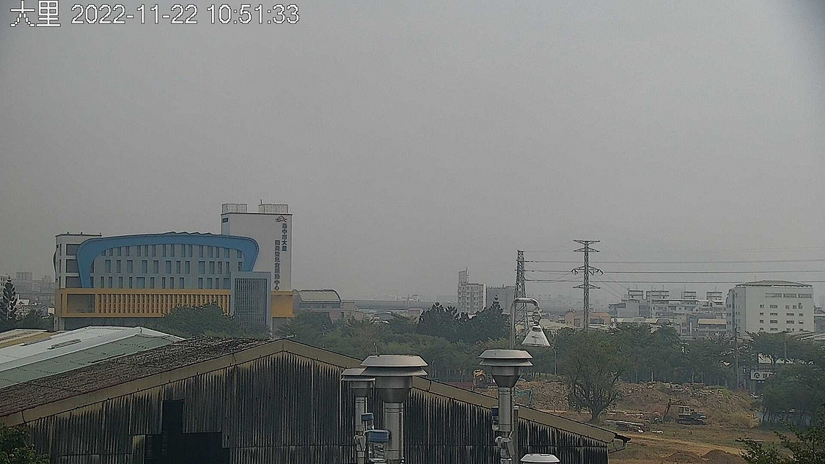 環保署空氣品質監測22日上午10時51分大里區的自動拍攝圖像，明顯可以感受到整個城市灰濛濛，整個台中的天空又陷入空污籠罩之中。 圖：環保署空氣品質監測