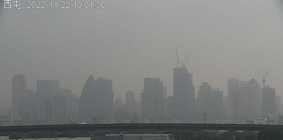 環保署空氣品質監測22日上午10時01分西屯區的自動拍攝圖像，明顯可以感受到整個城市灰濛濛，整個台中的天空又陷入空污籠罩之中。 圖：環保署空氣品質監測
