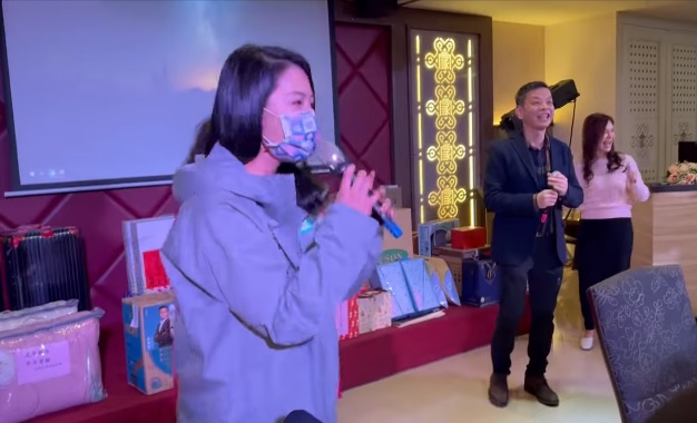 林冠年今(22)凌晨貼出一段高虹安在新竹的跑攤畫面，高虹安大唱「含淚跳恰恰」等歌曲，與現場大媽、阿伯互動熱絡 圖:林冠年臉書