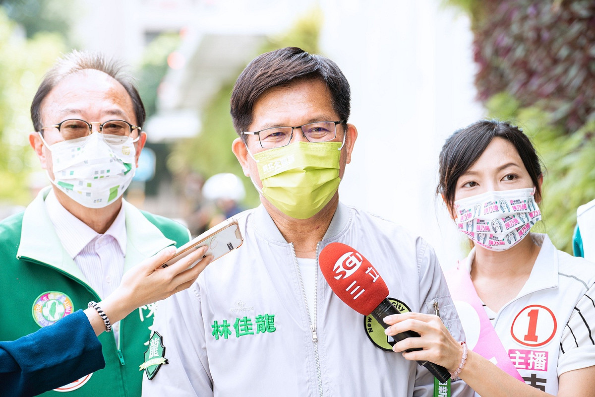 林佳龍表示，這麼多社會人士出來呼籲要出來投票，找出真相，他強調，這一票，只有新北市民有，「這一票可以輕如鴻毛，也可以重如泰山」。 圖：林佳龍競辦提供