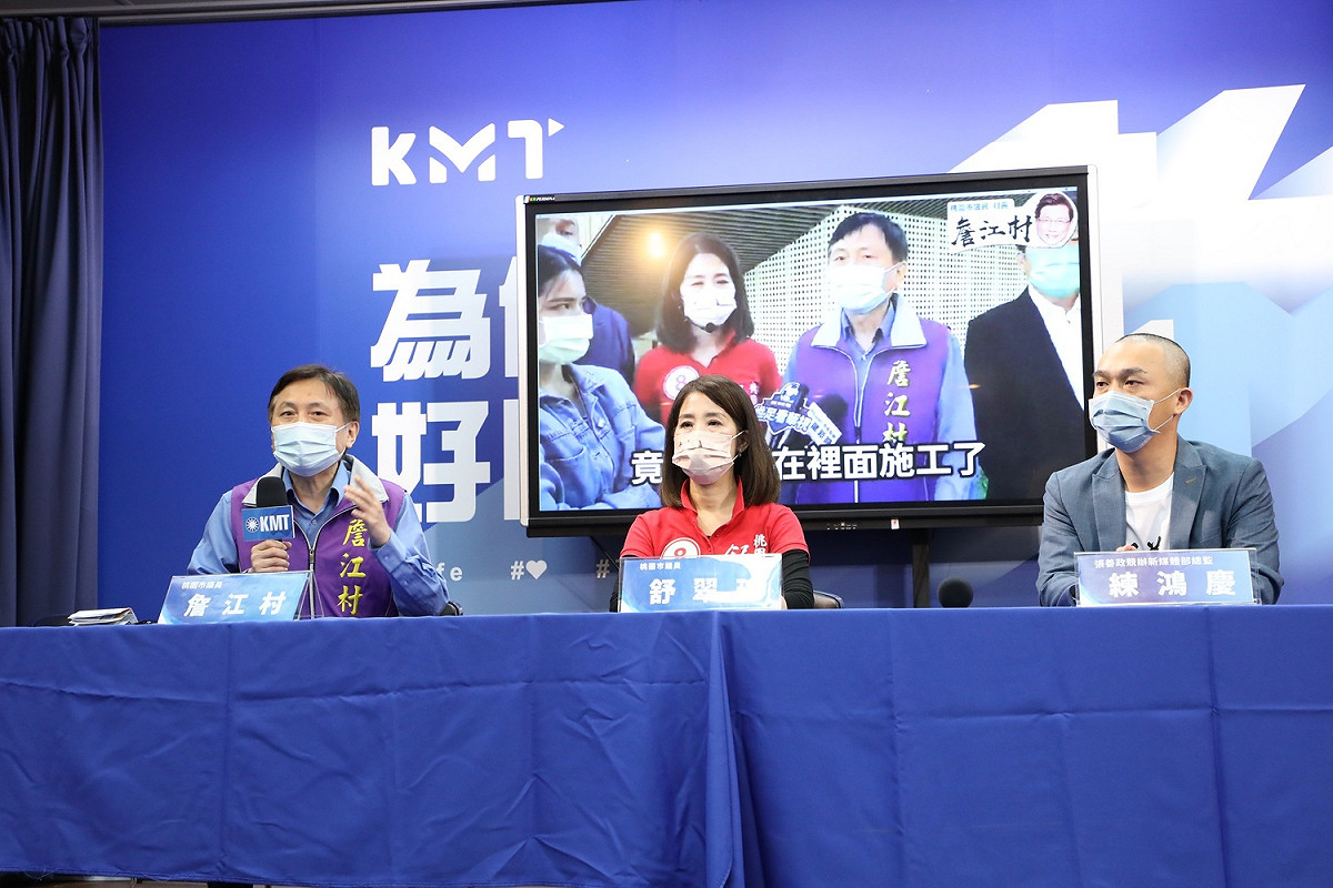 國民黨桃園市議員詹江村、舒翠玲與張善政新媒總監練鴻慶召開記者會，不滿桃園市政府昨拒絕讓他們會勘桃園市立圖書館新總館。 圖：國民黨文傳會/提供