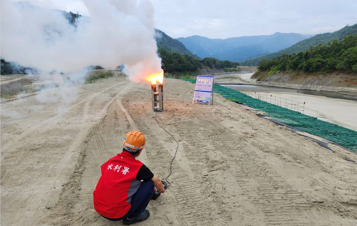 受到華南雲雨區東移及東北季風影響，水氣明顯增加，水利署在中午12時於曾文水庫進行地面人工增雨。 圖：水利署／提供
