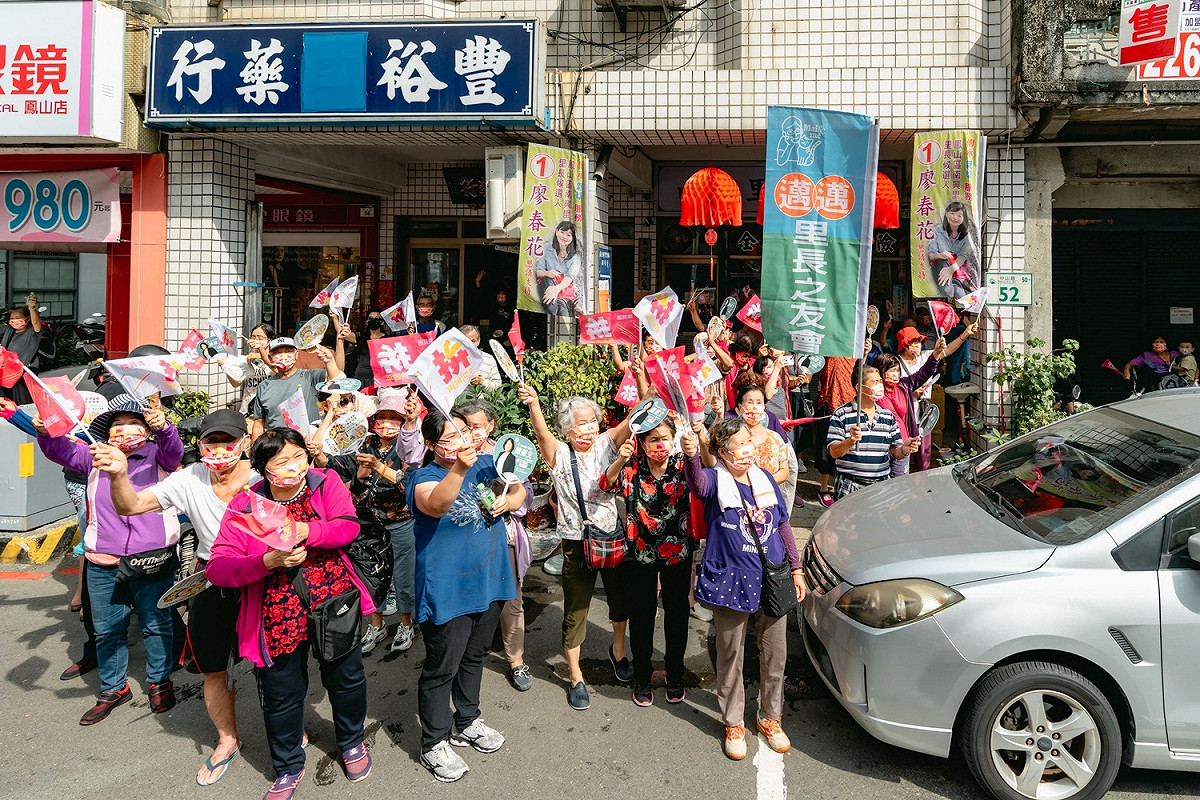 婆婆媽媽歡迎陳其邁車隊。 圖：陳其邁競總提供