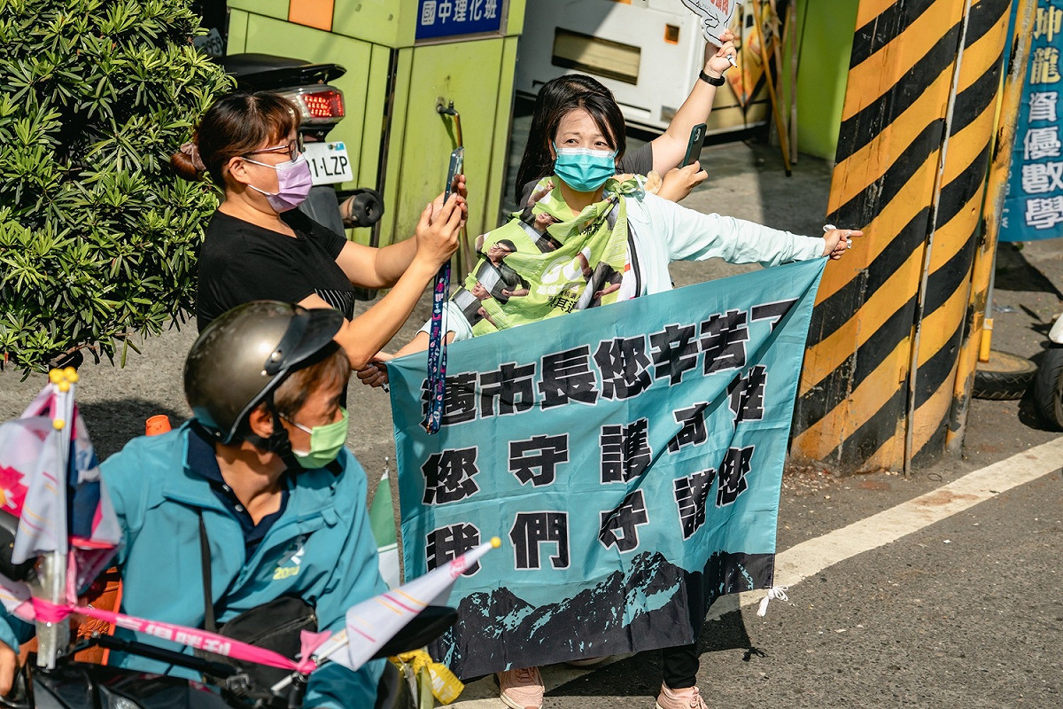 支持者舉布旗慰問市長。 圖：陳其邁競總提供