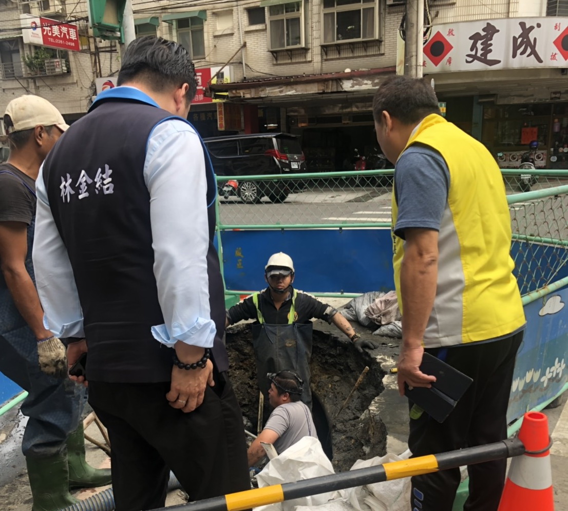 土城區員林里老舊住宅區經市府進行雨水道分流整治，解決大雨即淹之苦。 圖：林金結服務處提供