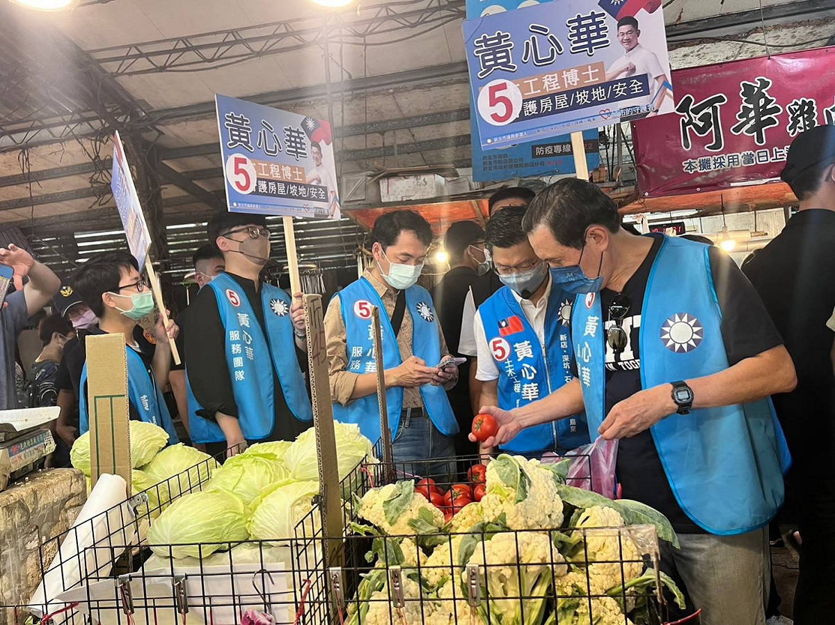 馬英九在步行過程中，特地向黃心華透漏，過去他每次掃市場，一定會現場採買物品、貢獻在地經濟。 圖：黃心華競選辦公室提供