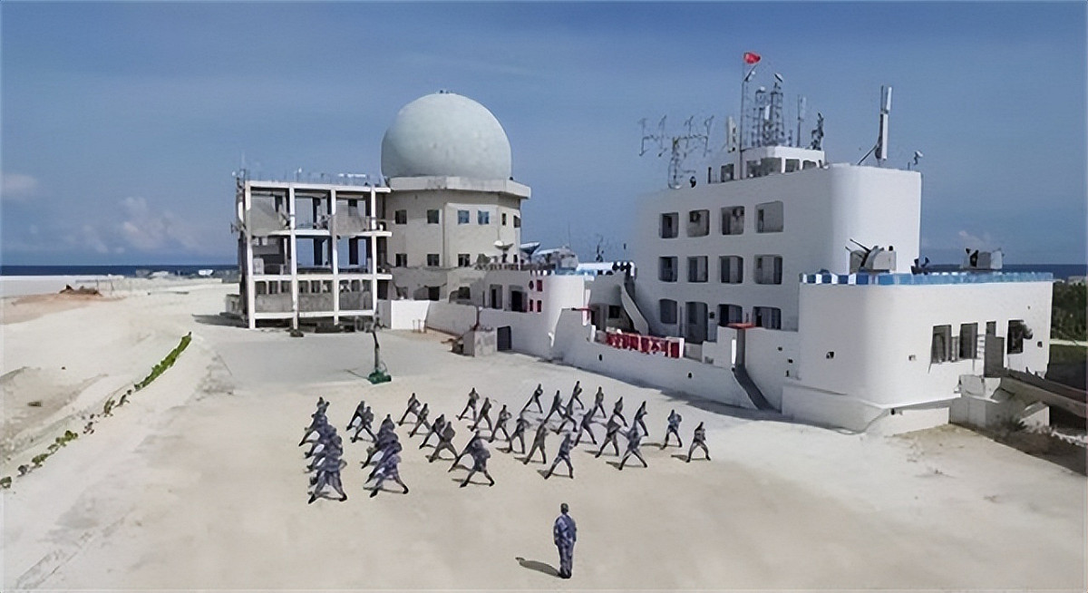 中國建造的「渚碧礁」(Subi Reef)人工島，傳在周日進行4小時火砲標定射擊。 圖：翻攝陸網/九尾網