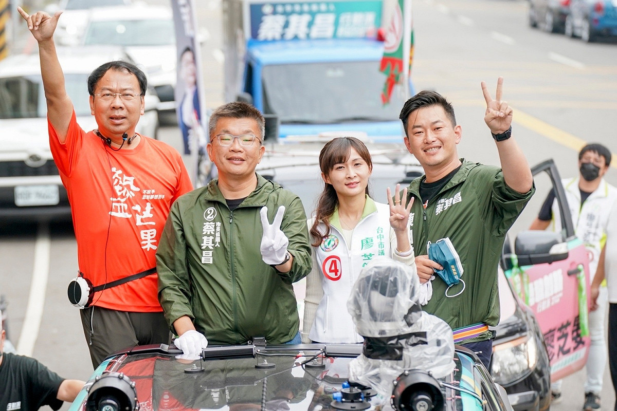 蔡其昌、陳柏惟與謝志忠、廖芝晏一同掃街拜票。 蔡其昌競選總部/提供