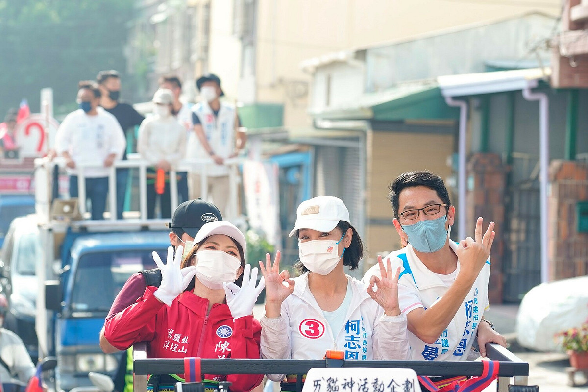 柯志恩(中)與議員共同車掃。 圖：柯志恩競總提供