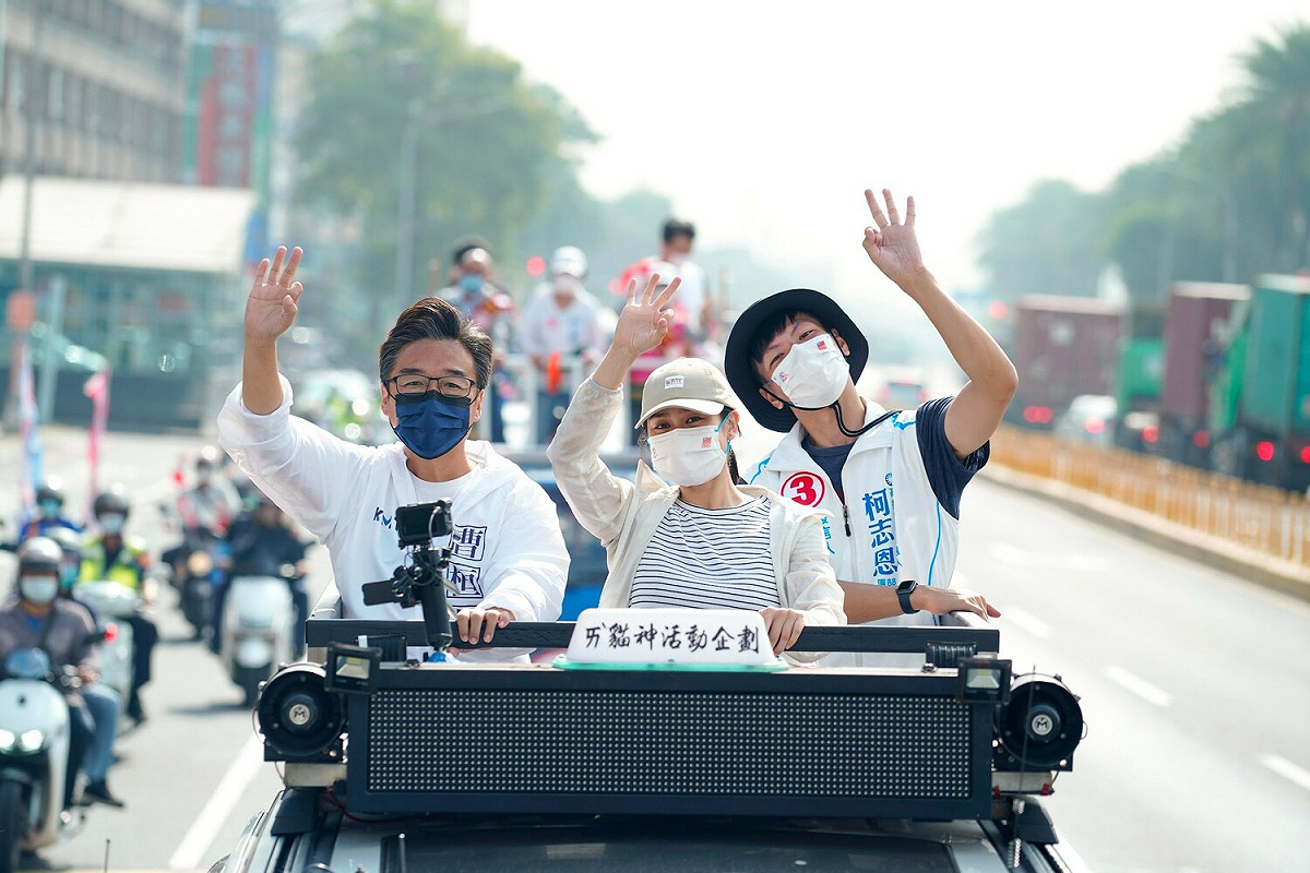 柯志恩女兒(中)車掃初體驗。 圖：柯志恩競總提供
