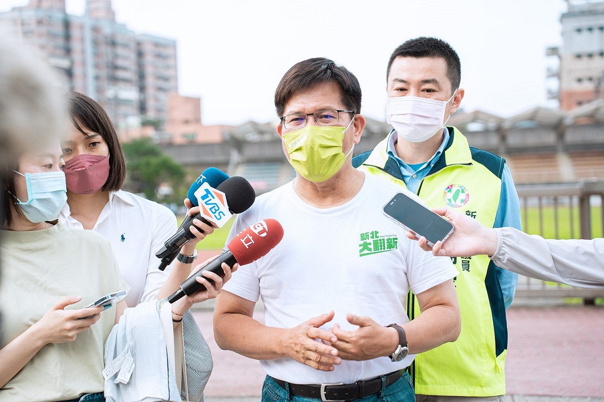 林佳龍直言，從恩恩案、被警察無差別暴打的黃先生、因工廠被拆除沒有配套而事業破產的中小企業，我們看到的是，侯友宜表面包裝成一套，但實際上沒辦法解決人民所面對的問題。 圖：林競辦提供