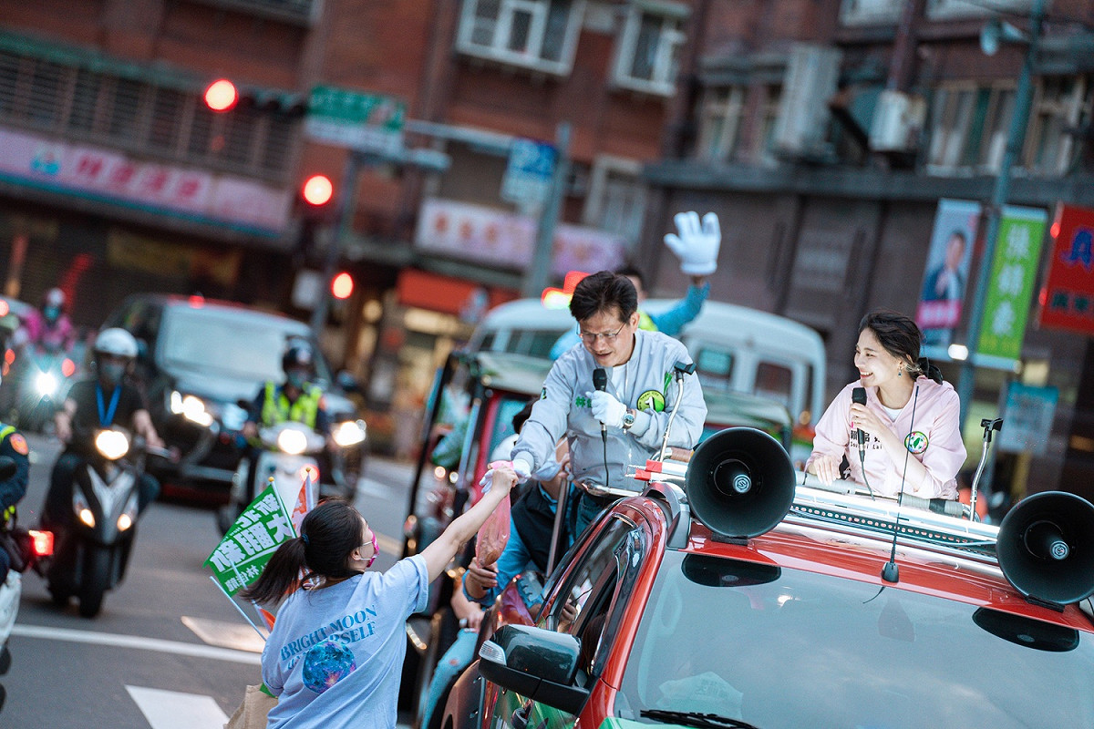 許多市民專程走出家戶外迎接車隊，還有民眾迎上車隊送上紅豆餅要給林佳龍補充體力。 圖：林競辦提供