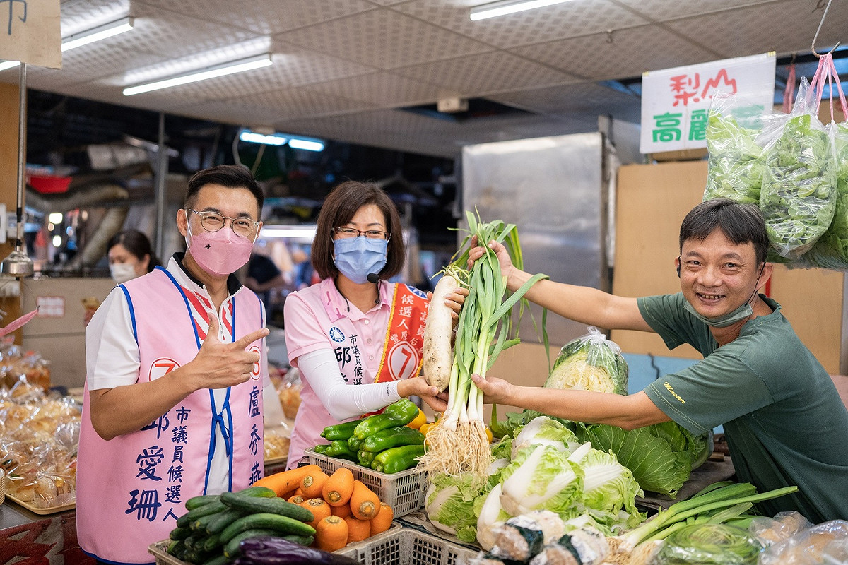 立委江啟臣陪邱愛珊到市場拉票。 邱愛珊競選總部/提供