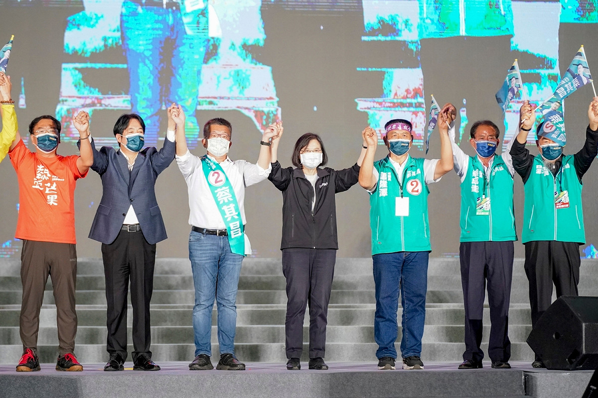 蔡英文與蔡其昌及山城地區市議員候選人齊聲高喊「凍蒜！」   蔡其昌競選總部/提供