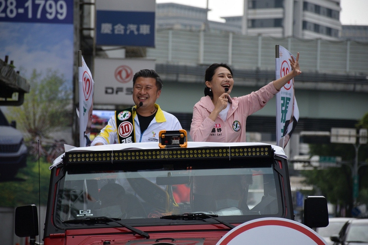 下午則由從小在中和就學的學運女戰神賴品妤陪同張志豪車隊掃街。 圖：張志豪服務處提供