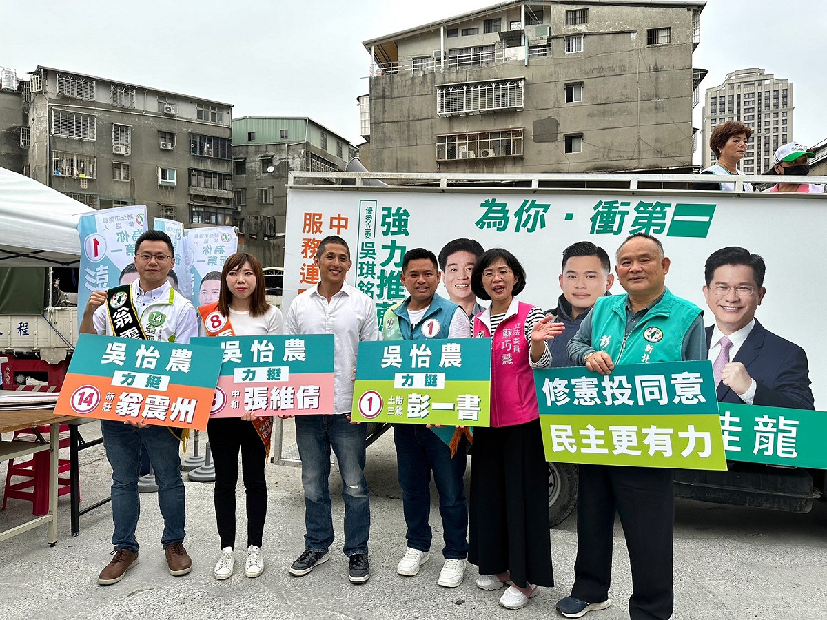 立法委員蘇巧慧今(22)日邀集新北市議員張維倩、壯闊台灣聯盟理事長吳怡農，以及議員候選人翁震州、彭一書，橫跨新莊、土城、及中和接力車隊掃街。 圖：蘇巧慧辦公室提供