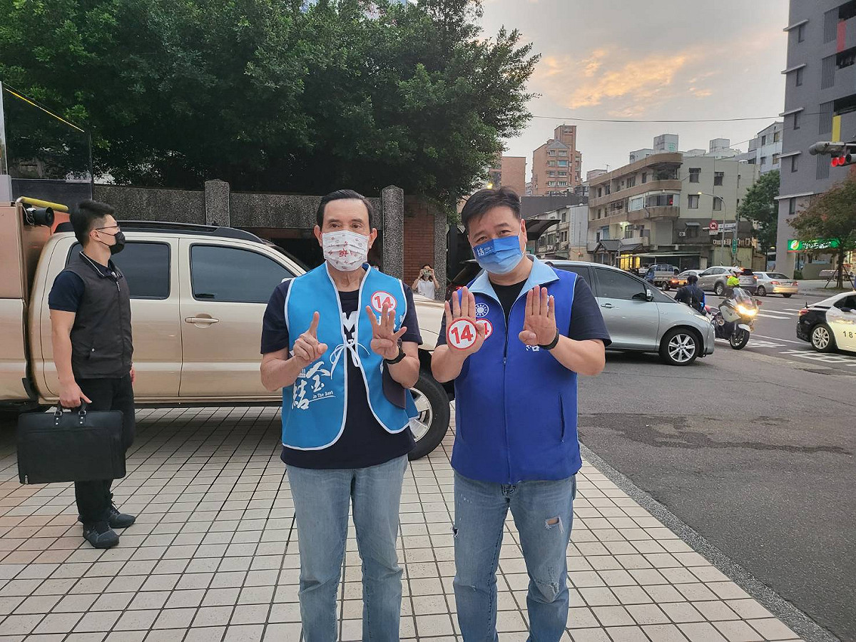 前總統馬英九特地在關鍵時刻陪同新北市議員林金結車輛掃街，呼籲選民踴躍出來投票，堅定支持14號林金結。 圖：林金結服務處提供