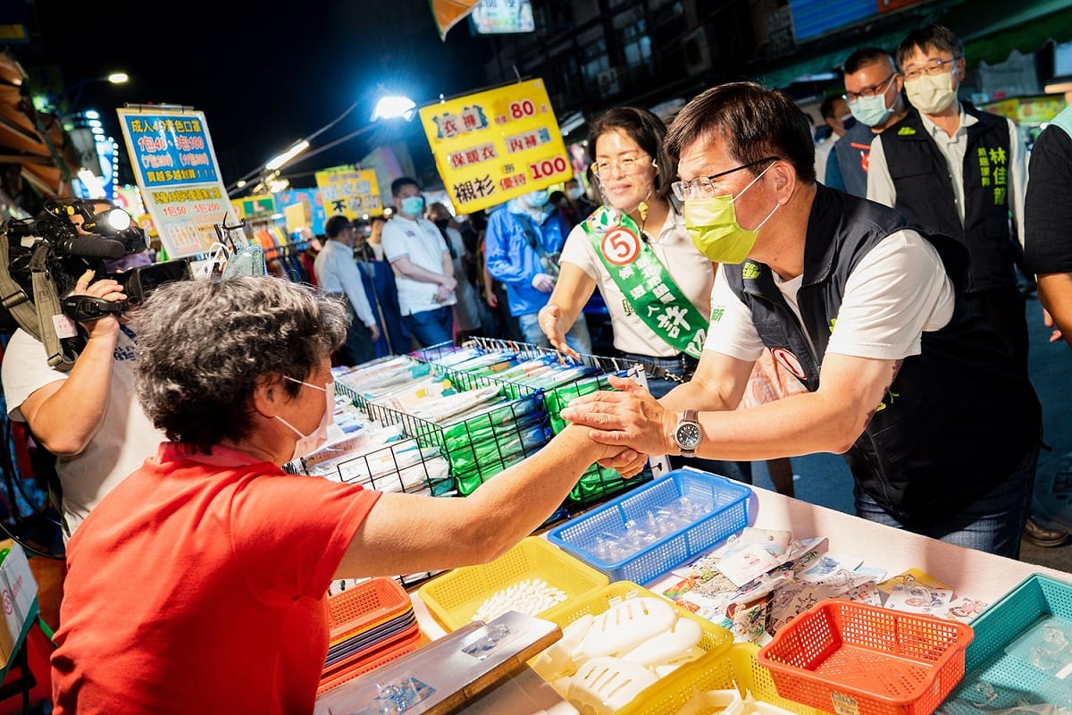 林佳龍晚間在立法委員邱泰源、市議員羅文崇、市議員候選人許昭興的陪同下至永和樂華夜市拜票。 圖：林競辦提供