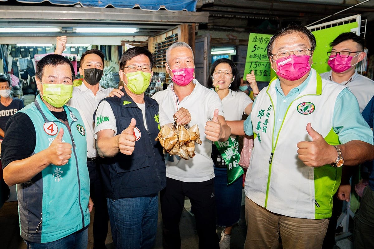 還有熱情攤商請林佳龍在招牌上簽名，更有人送上小吃要讓他補充體力，也讓他感到相當窩心。 圖：林競辦提供